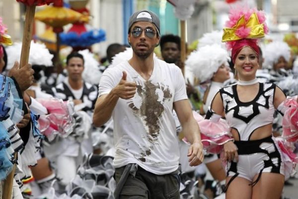 Enrique Iglesias announces new video "Súbeme la Radio" in Cuba